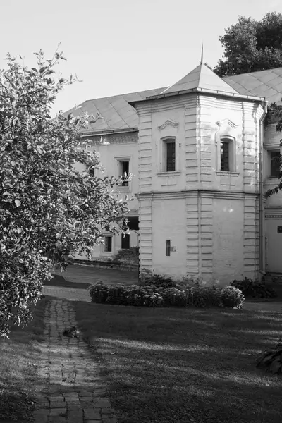 Oude stenen gebouw in het oude klooster zwart — Stockfoto