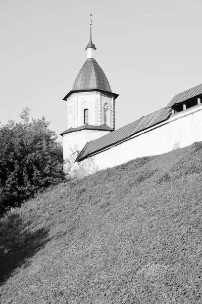 Torn av ett gammalt kloster på hill svart och vitt — Stockfoto