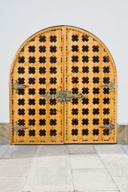 bir binanın duvarında eski ahşap kapı