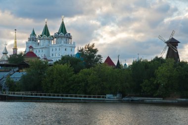 değirmen ve Kremlin gölet akşam yakın: