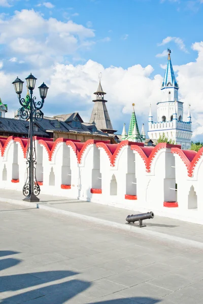 Lampadaire en fer sur pont en pierre — Photo