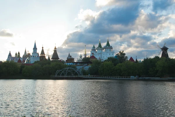 Moulin à bois et Kremlin sur les rives de la rivière — Photo