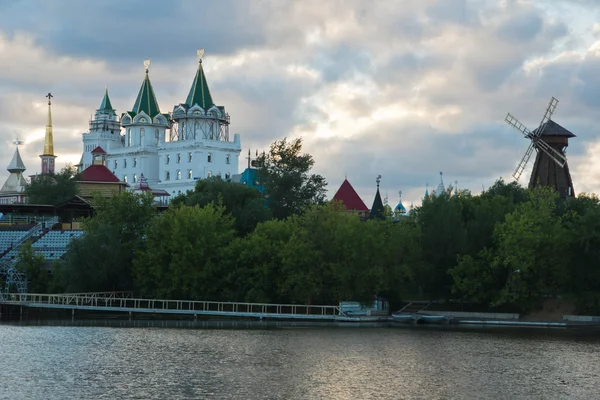 Moinho e Kremlin perto da lagoa à noite — Fotografia de Stock