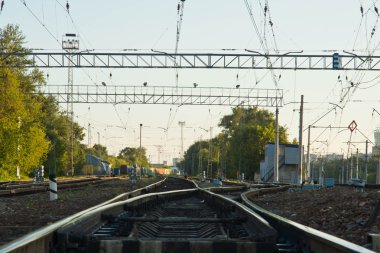 Demiryolu görünümünü bir yaz gününde