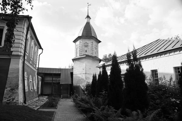 Siyah beyaz eski bir manastır parkta kule — Stok fotoğraf