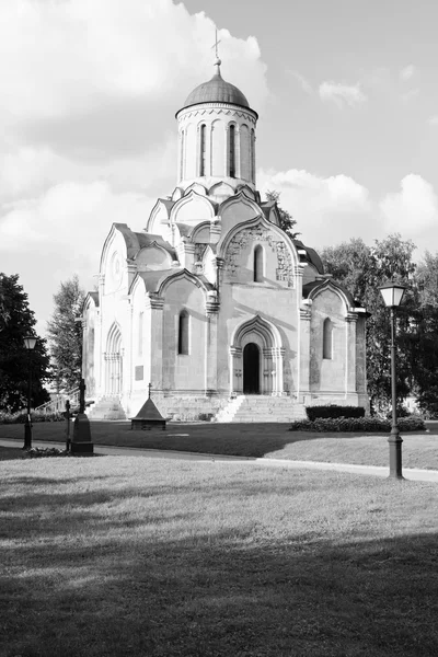 Ősi templom, a kolostor fekete-fehér nézet — Stock Fotó