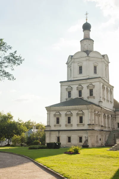 Régi fehér kő templom, kolostor, délután — Stock Fotó