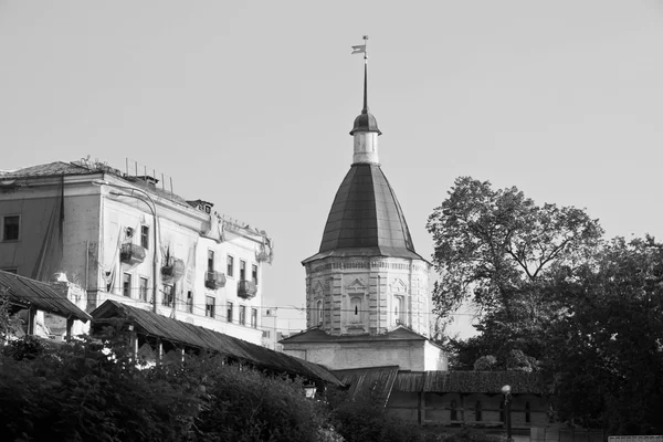 Öğleden sonra siyah beyaz manastırda eski kule — Stok fotoğraf