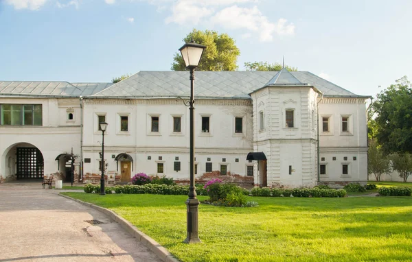 Beyaz taş manastırda öğleden sonra bina — Stok fotoğraf