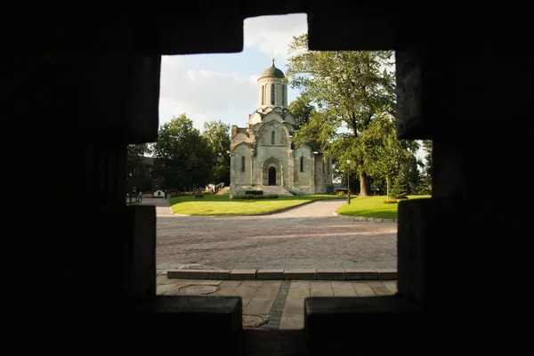 Кам'яна церква в монастирі вдень — стокове фото