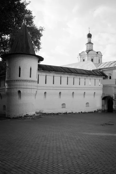 Стена и башня древнего монастыря черно-белая — стоковое фото