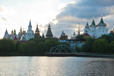 Kremlin akşam gölet yakınındaki