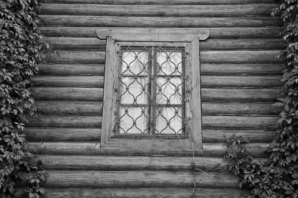 Okna za kraty na ścianie czerni i bieli — Zdjęcie stockowe