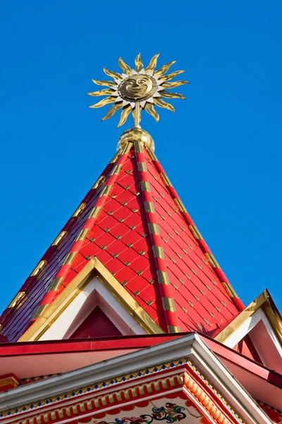 Techo rojo de la antigua torre hermosa —  Fotos de Stock