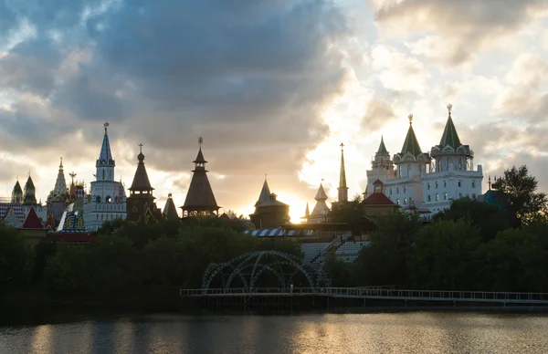 Kremlin près de l'étang dans la soirée — Photo