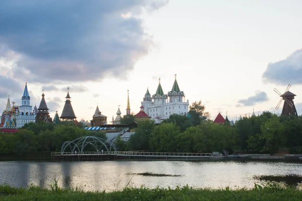 Kremlin et le moulin près de la rivière — Photo