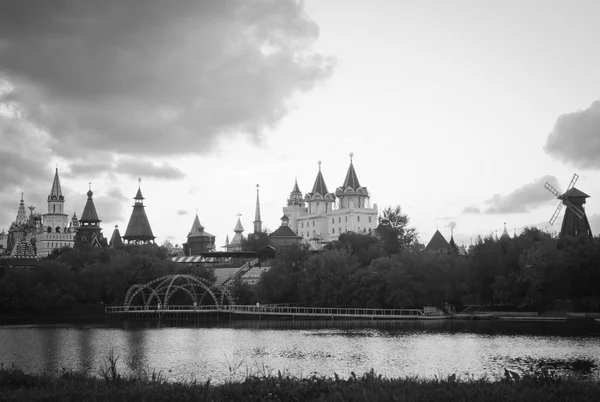 Kremlin e o moinho perto da margem do rio preto e branco — Fotografia de Stock