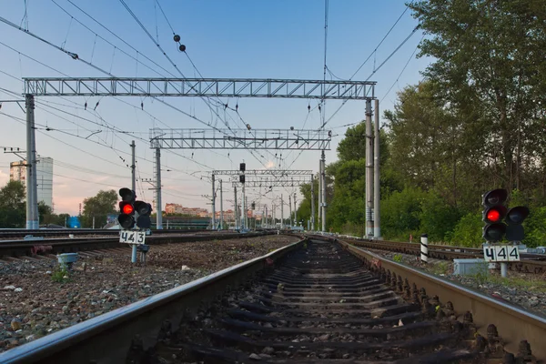 Dvě semafor na železnici v letním dni — Stock fotografie