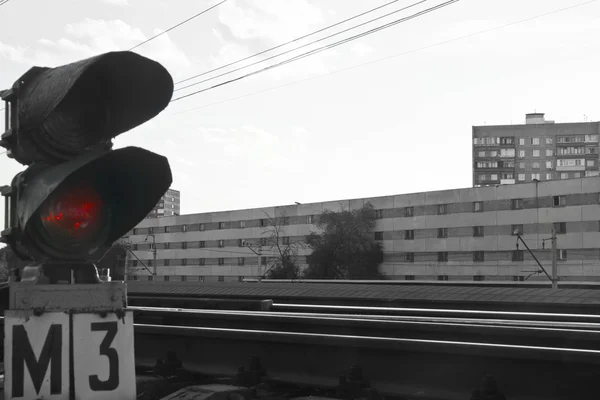Семафор на пустой железной дороге в летний день чёрно-белый — стоковое фото