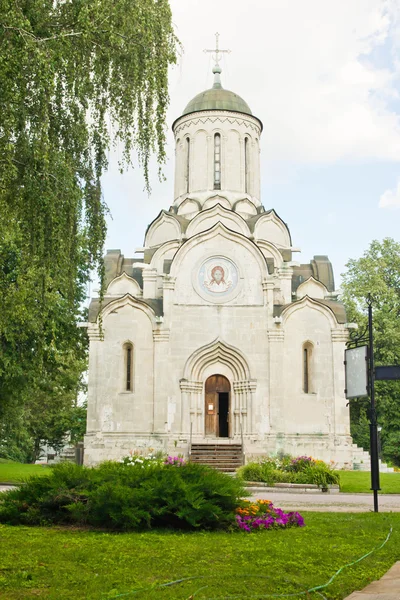 Templom, a parkban, egy régi kolostor — Stock Fotó