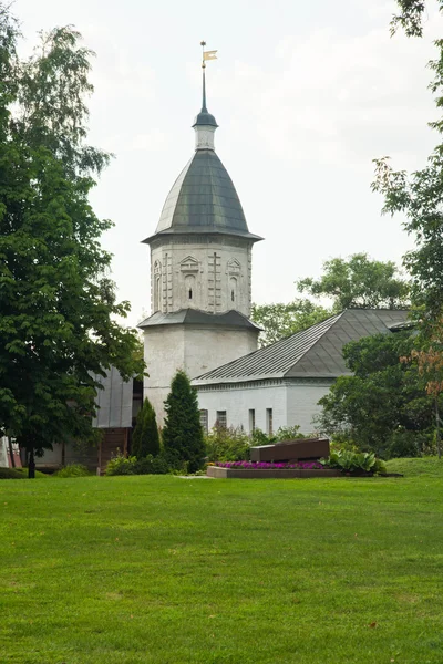 Alter Steinturm im alten Kloster — Stockfoto