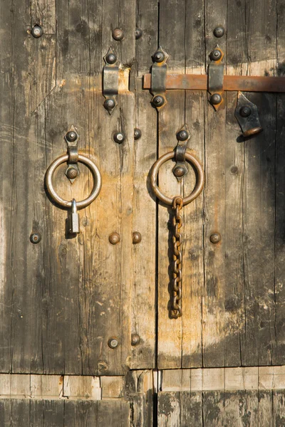 Puerta de madera del edificio viejo — Foto de Stock