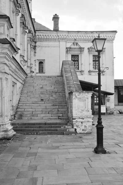 Lampione accanto alla scala in pietra bianco e nero — Foto Stock