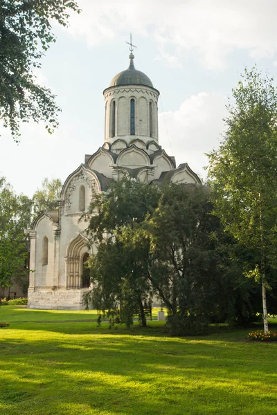 Stenen kerk in klooster in de middag — Stockfoto