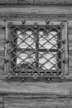 pencere arkasında demir çubukları siyah ve beyaz