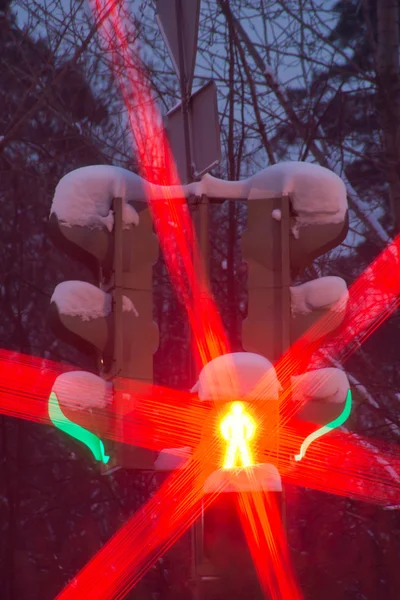 Czerwony i zielony sygnał świateł na zimowy wieczór — Zdjęcie stockowe