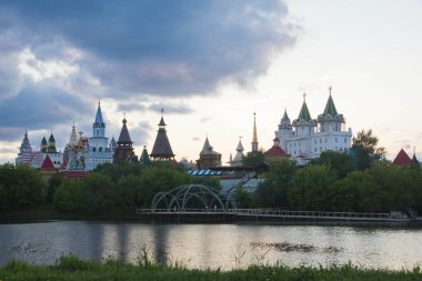 Nehir kıyısında yakınındaki Kremlin