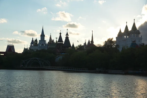 Bois Kremlin sur la rive de la rivière dans la soirée — Photo