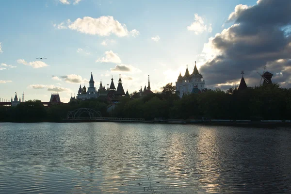 Houten molen en Kremlin aan oever van rivier — Stockfoto