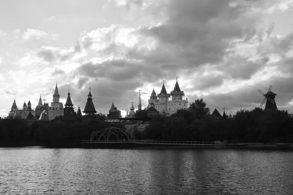 Molen en het Kremlin in de buurt van de vijver zwart-wit — Stockfoto