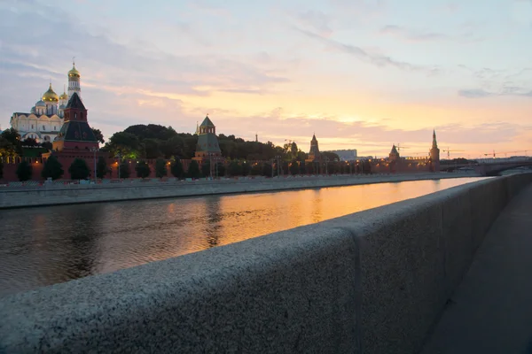 Schöne Aussicht auf die Stadt bei Sonnenaufgang — Stockfoto