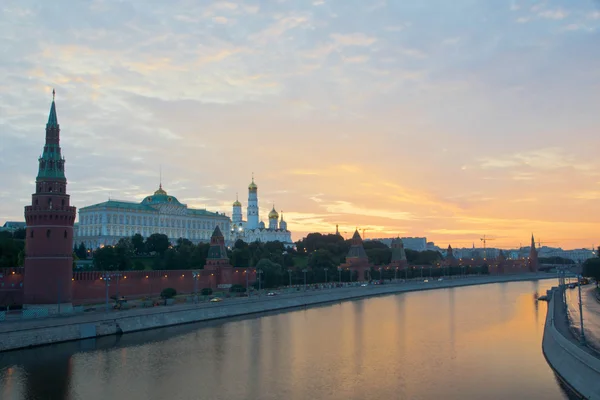 Blick auf den Kreml bei Sonnenaufgang über den Fluss — Stockfoto