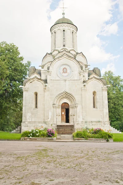 Templom, a parkban, egy régi kolostor — Stock Fotó