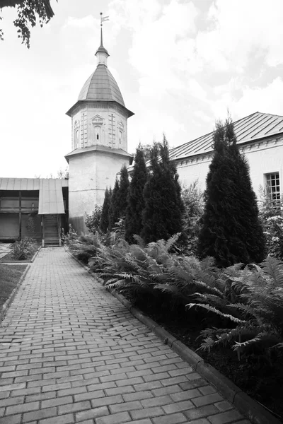 Eski manastır siyah ve beyaz parkta kule — Stok fotoğraf