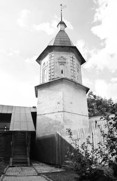 Πύργος στο πάρκο της ένα αρχαίο μοναστήρι, μαύρο και άσπρο — Φωτογραφία Αρχείου
