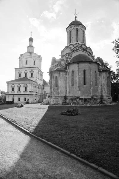 Vieille église en pierre dans le monastère dans l'après-midi noir et blanc — Photo