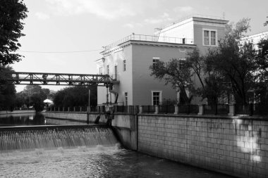 Yaz gün siyah ve beyaz nehirde üzerindeki ağ geçidi