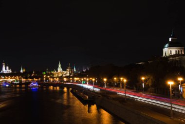 Moskova Kremlin kuleleri gece görünümü
