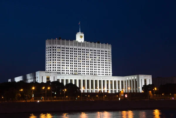 Casa de Gobierno de Rusia a orillas del río — Foto de Stock