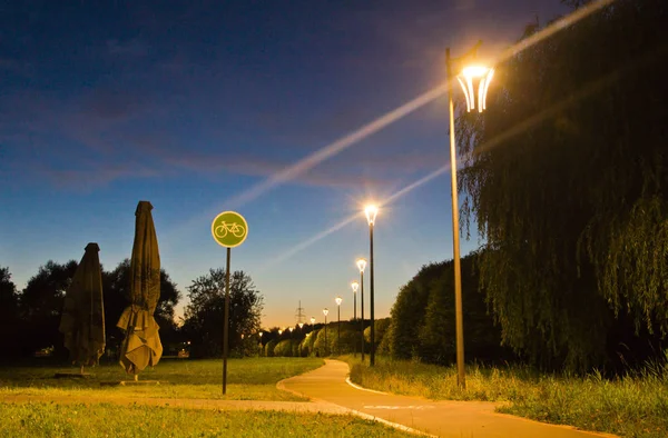 Carril bici en el parque nocturno en verano —  Fotos de Stock