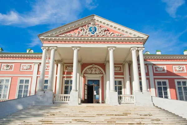 Escalera en la entrada del antiguo palacio — Foto de Stock