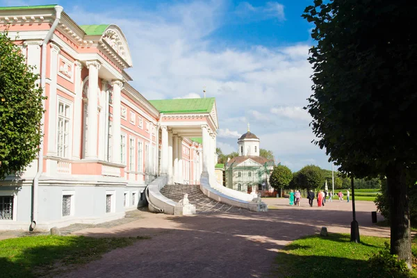 Antiguo palacio en el parque en el día soleado — Foto de Stock