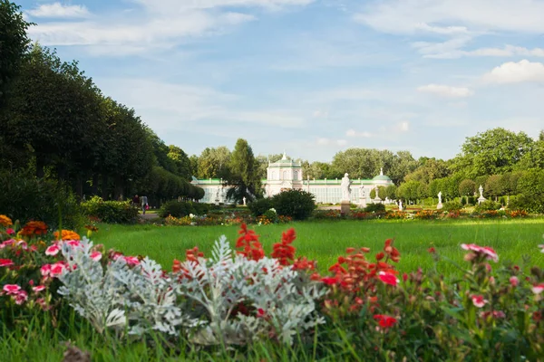 Jardim ao lado do palácio antigo — Fotografia de Stock