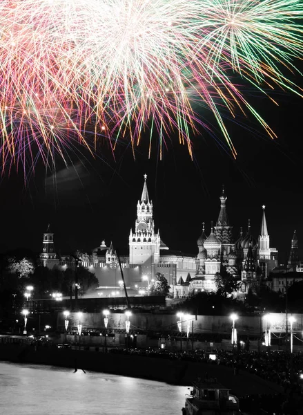 Renkli fireworks uygulamasında Kremlin siyah ve beyaz üzerinde gökyüzü — Stok fotoğraf