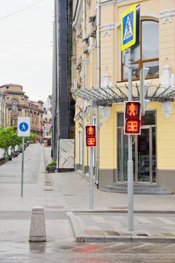yaya bölgesi ve şehir sokak üzerinde trafik ışıkları