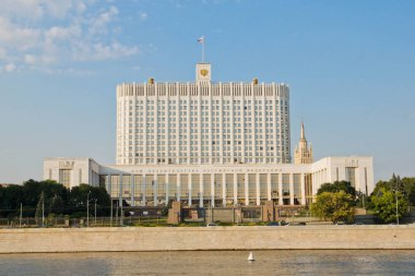 Rus hükümet binası Nehri üzerinde 